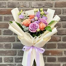 Букет цветов из:  Лизиантусы и Розы в Преображенском Ставропольского края