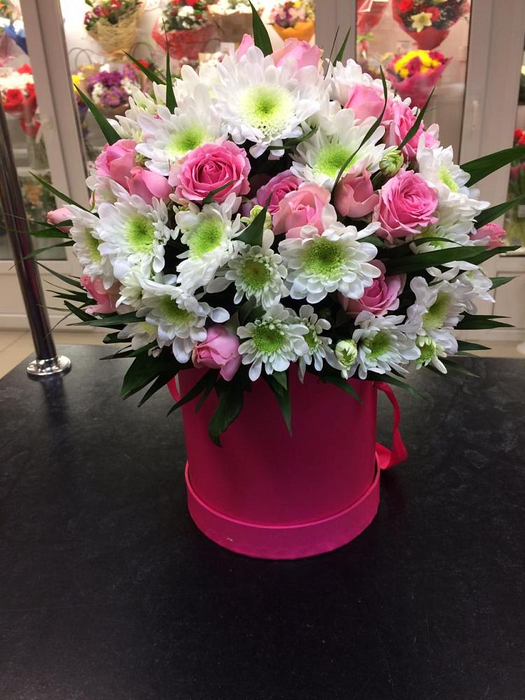 Цветочная композиция из Розы и Хризантемы в шляпной коробке в Преображенском Ставропольского края