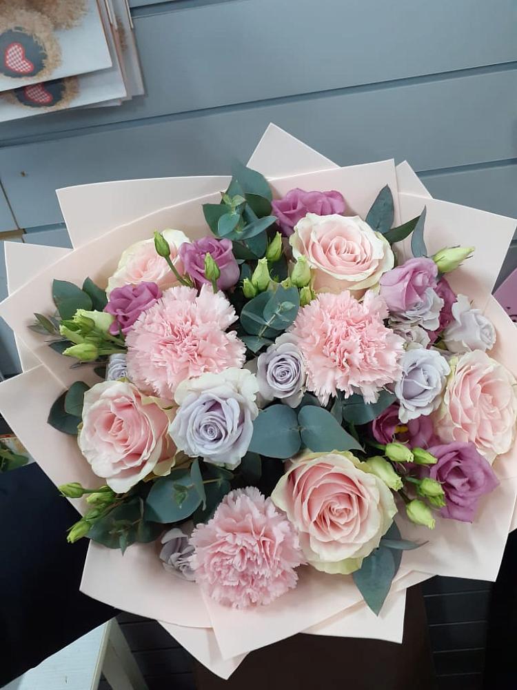 Букет цветов из: Розы, Гвоздики и Лизиантусы в Преображенском Ставропольского края